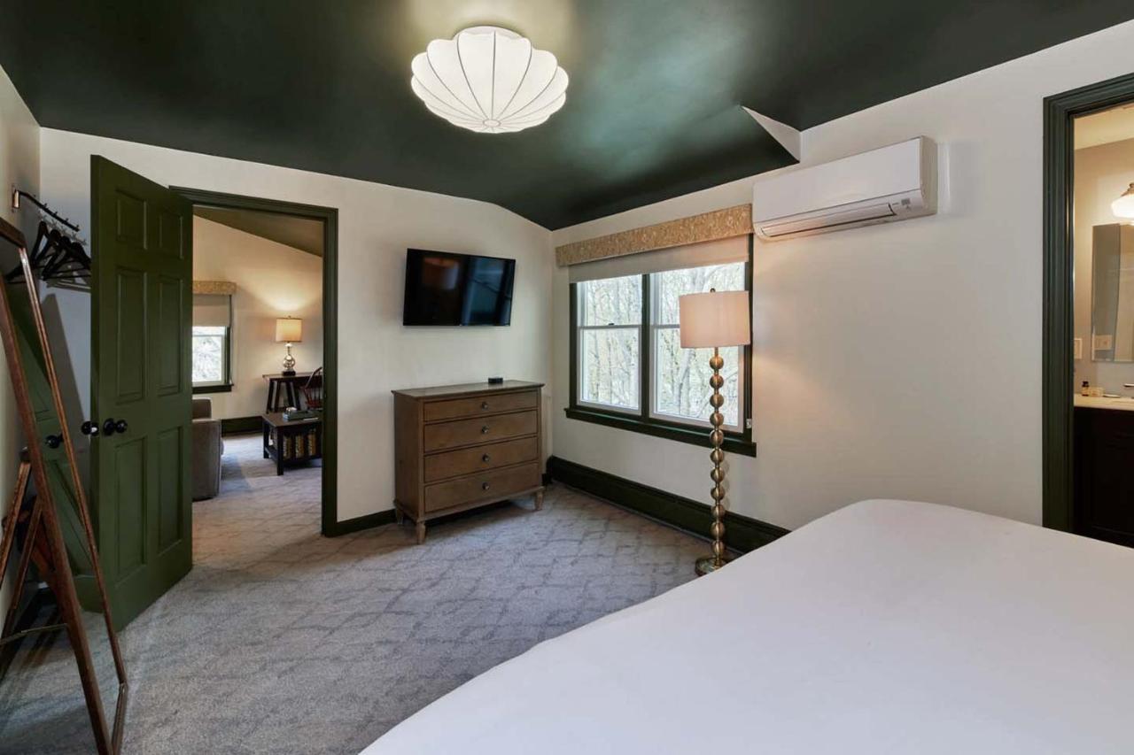 The Whitlock Hotel Lenox Exterior photo